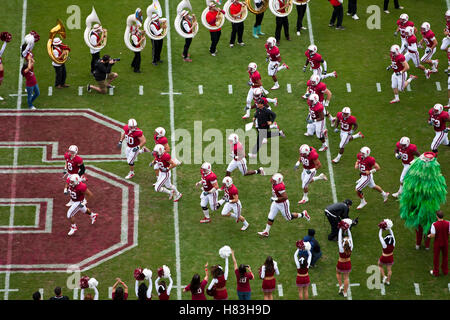 23 octobre 2010, Stanford, CA, USA ; l'entraîneur-chef Jim Stanford Cardinal Harbaugh (centre) mène son équipe sur le terrain avant le match contre les Couguars de l'État de Washington à la Stanford Stadium. Banque D'Images