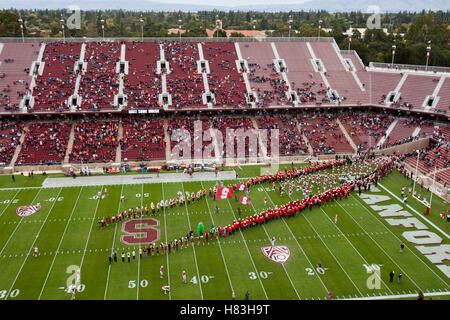 23 octobre 2010, Stanford, CA, USA ; Le Stanford Cardinal entrer sur le terrain avant le match contre les Couguars de l'État de Washington à la Stanford Stadium. L'État de Washington 38-28 défaite de Stanford. Banque D'Images