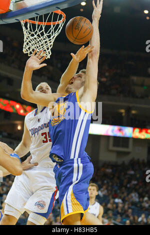 29 octobre, 2010 ; Oakland, CA, USA ; Los Angeles Clippers center Chris Kaman (35) fautes Golden State Warriors center David Lee (10) sur un tir au cours du troisième trimestre à l'Oracle Arena. Les guerriers défait les Clippers 109-91. Banque D'Images