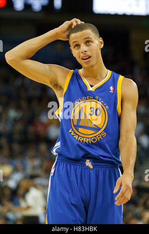 29 octobre, 2010 ; Oakland, CA, USA ; Golden State Warriors point guard Stephen Curry (30) gratte la tête au cours du deuxième trimestre contre les Los Angeles Clippers à l'Oracle Arena. Banque D'Images