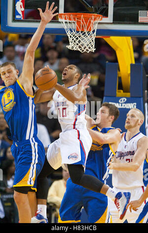 29 octobre, 2010 ; Oakland, CA, USA ; Golden State Warriors center Andris Biedrins (15) bloque un tir de Los Angeles Clippers shooting guard Eric Gordon (10) au cours du troisième trimestre à l'Oracle Arena. Les guerriers défait les Clippers 109-91. Banque D'Images