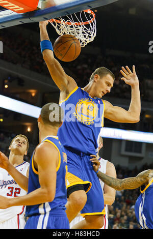 29 octobre, 2010 ; Oakland, CA, USA ; Golden State Warriors center Andris Biedrins (15) dunks contre les Los Angeles Clippers au cours du troisième trimestre à l'Oracle Arena. Les guerriers défait les Clippers 109-91. Banque D'Images