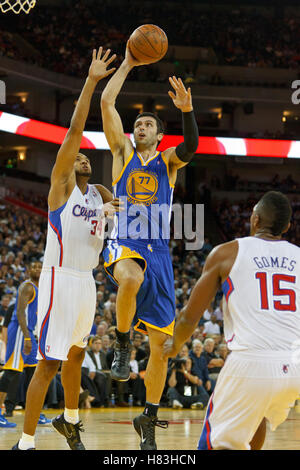 29 octobre, 2010 ; Oakland, CA, USA ; Golden State Warriors petit ailier vladimir radmanovic (77) tire sur los angeles clippers avant Brian Cook (34) au cours du troisième trimestre à l'oracle arena. Les guerriers défait les clippers 109-91. Banque D'Images
