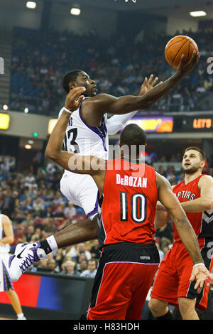 1 novembre 2010, Sacramento, CA, USA ; garde-Tireke point Sacramento Kings Evans (13) cours des Toronto Raptors DeRozan Demar garde prise (10) au cours du premier trimestre à l'ARCO Arena. Banque D'Images
