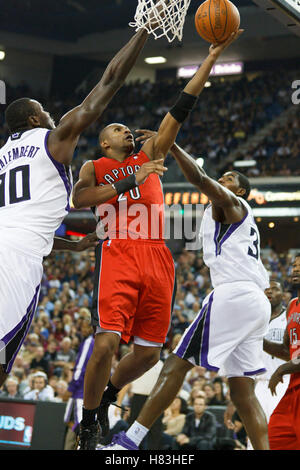 1 novembre 2010, Sacramento, CA, USA ; Toronto Raptors Leandro Barbosa (garde de tir 20 pousses passé) Venezuela : Sacramento Kings (10) et le centre Jason Thompson (34) au cours du quatrième trimestre à l'ARCO Arena. Les rois vaincus le raptor Banque D'Images