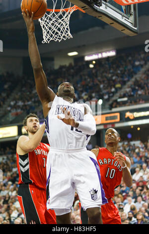 1 novembre 2010, Sacramento, CA, USA ; garde-Tireke point Sacramento Kings Evans (13) cours des Toronto Raptors Andrea Bargnani centre (7) et de tir DeMar DeRozan guard (10) au cours du deuxième trimestre à l'ARCO Arena. Banque D'Images