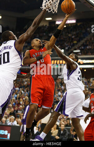 1 novembre 2010, Sacramento, CA, USA ; Toronto Raptors Leandro Barbosa (garde de tir 20 pousses passé) Venezuela : Sacramento Kings (10) et le centre Jason Thompson (34) au cours du quatrième trimestre à l'ARCO Arena. Les rois vaincus le raptor Banque D'Images