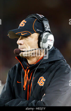 27 novembre 2010 ; Stanford, CALIFORNIE, États-Unis; Mike Riley, l'entraîneur-chef des Oregon State Beavers, est sur le banc de touche contre le Cardinal de Stanford lors du troisième quart-temps au Stanford Stadium. Stanford bat Oregon State 38-0. Banque D'Images