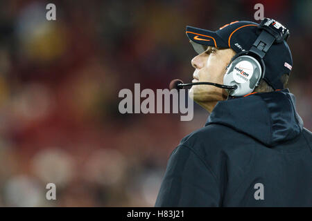 Le 27 novembre 2010, Stanford, CA, USA ; Oregon State Beavers l'entraîneur-chef Mike Riley à l'écart pendant le troisième trimestre contre le Stanford Cardinal à Stanford Stadium. Stanford a défait 38-0 de l'état de l'Oregon. Banque D'Images