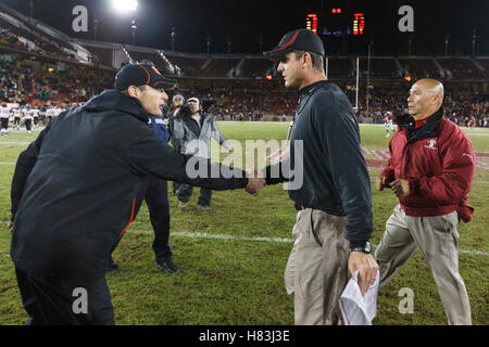 Le 27 novembre 2010, Stanford, CA, USA ; Oregon State Beavers l'entraîneur-chef Mike Riley, serre la main avec Stanford Cardinal entraîneur en chef Jim Harbaugh après le jeu à la Stanford Stadium. Stanford a défait 38-0 de l'état de l'Oregon. Banque D'Images