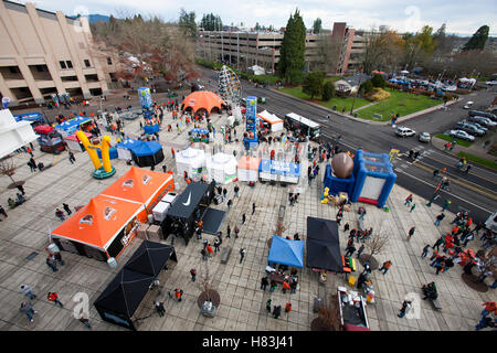 Le 4 décembre, 2010 ; Corvallis, OR, USA ; Oregon State beavers fans à l'extérieur du hayon de reser stadium avant le match entre l'oregon state beavers et l'Oregon Ducks. Banque D'Images