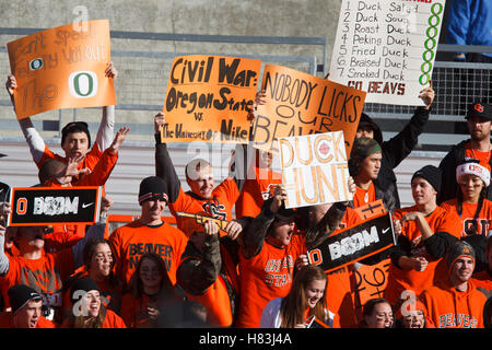Le 4 décembre, 2010 ; Corvallis, OR, USA ; Oregon State Beavers fans tenir des pancartes dans les stands avant le match contre l'Oregon Ducks à Reser Stadium. Banque D'Images