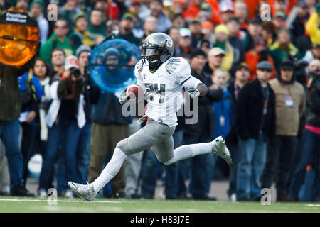 4 décembre 2010 ; Corvallis, OREGON, États-Unis; L'Oregon Ducks Running Back Kenjon Barner (24 ans) se précipite sur le terrain contre les Oregon State Beavers lors du premier quart-temps au Reser Stadium. Banque D'Images