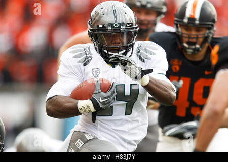 4 décembre 2010, Stanford, CA, USA ; Oregon Ducks d'utiliser de nouveau Kenjon Barner (24) se précipite sur le terrain jusqu'à l'encontre de la Oregon State Beavers au cours du deuxième trimestre à Reser Stadium. Banque D'Images