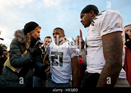 Le 4 décembre, 2010 ; Corvallis, OR, USA ; Oregon Ducks d'utiliser de nouveau LaMichael James (21) et quarterback Darron Thomas (à droite) sont interviewés par commentateur ESPN Erin Andrews (à gauche) après le match contre les castors de l'état de l'Oregon à Reser Stadium. D'Oregon Banque D'Images