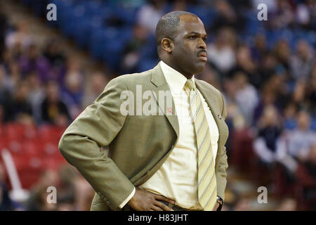 19 janvier, 2011 ; Los Angeles, CA, USA ; Portland Trail Blazers Head coach nate mcmillan à l'écart pendant le premier trimestre contre les Sacramento Kings, à l'arco arena. Banque D'Images