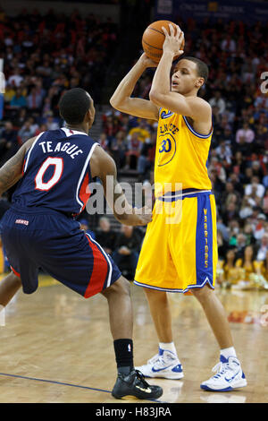 25 février, 2011 ; Oakland, CA, USA ; Golden State Warriors point guard Stephen Curry (30) est défendu par Atlanta Hawks guard Jeff Teague (0) au cours du troisième trimestre à l'Oracle Arena. Atlanta défait Golden State 95-79. Banque D'Images