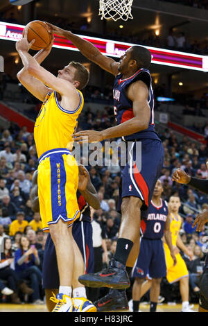 25 février, 2011 ; Oakland, CA, USA, Atlanta Hawks center Al Horford (15) bloque un tir de Golden State Warriors center David Lee (10) au cours du troisième trimestre à l'Oracle Arena. Atlanta défait Golden State 95-79. Banque D'Images