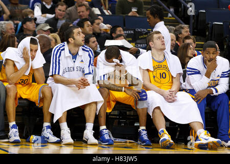 25 février 2011 ; Oakland, CALIFORNIE, États-Unis; le meneur des Golden State Warriors Stephen Curry (à gauche), le petit attaquant Vladimir Radmanovic (deuxième à partir de la gauche), le meneur Acie Law (au centre), le centre David Lee (10) et le tireur Charlie Bell (à droite) sont assis sur le ben Banque D'Images