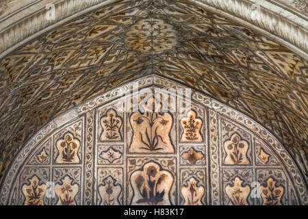 Plafonds en marbre blanc décorés de motifs floraux. Style architectural de Mughal au Khas Mahal Pavillon, Red fort, Agra, Uttar Pradesh, Inde. Banque D'Images