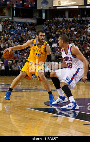 14 mars 2011, Sacramento, CA, USA ; Golden State Warriors petit ailier Vladimir Radmanovic (77) est défendu par le tir des Sacramento Kings guard Francisco Garcia (32) au cours du premier trimestre à l'équilibre des pouvoirs Pavilion. Banque D'Images