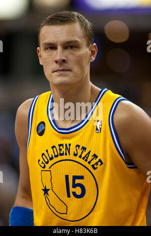 14 mars 2011 ; Sacramento, CALIFORNIE, États-Unis ; Golden State Warriors centre Andris Biedrins (15 ans) avant un lancer franc contre les Kings de Sacramento lors du deuxième quart-temps au Power Balance Pavilion. Sacramento bat Golden State 129-119. Banque D'Images