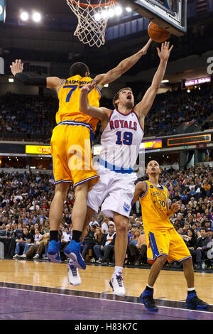 14 mars 2011, Sacramento, CA, USA ; Golden State Warriors petit ailier Vladimir Radmanovic (77) bloque un tir de Sacramento Kings guard Beno Udrih (point 19) au cours du troisième trimestre au Power Balance Pavilion. Sacramento a défait les Golden State 129 Banque D'Images