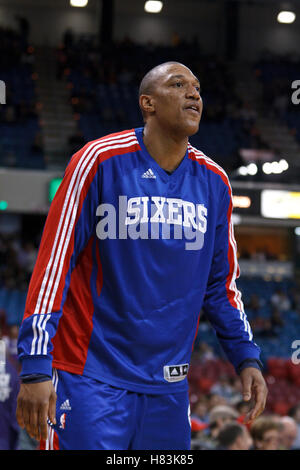 Le 18 mars 2011, Sacramento, CA, USA ; Philadelphia 76ers center Tony Battie (4) se réchauffe avant le match contre les Sacramento Kings au Power Balance Pavilion. Défait Philadelphie Sacramento 102-80. Banque D'Images