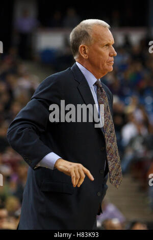 Le 18 mars 2011, Sacramento, CA, USA ; Philadelphia 76ers l'entraîneur-chef Doug Collins sur la touche contre les Sacramento Kings au cours du premier trimestre à l'équilibre des pouvoirs Pavilion. Banque D'Images