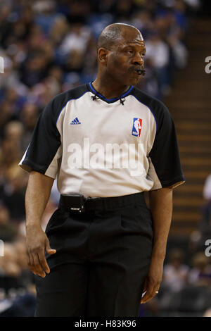 Le 18 mars 2011, Sacramento, CA, USA ; arbitre NBA Derek Richardson (63) au cours du deuxième trimestre entre les Sacramento Kings et les Philadelphia 76ers au Power Balance Pavilion. Défait Philadelphie Sacramento 102-80. Banque D'Images