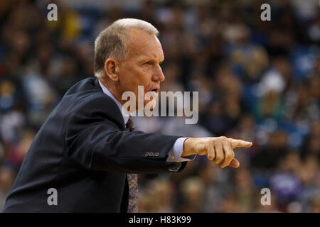 Le 18 mars 2011, Sacramento, CA, USA ; Philadelphia 76ers l'entraîneur-chef Doug Collins sur la touche contre les Sacramento Kings au cours du premier trimestre à l'équilibre des pouvoirs Pavilion. Banque D'Images