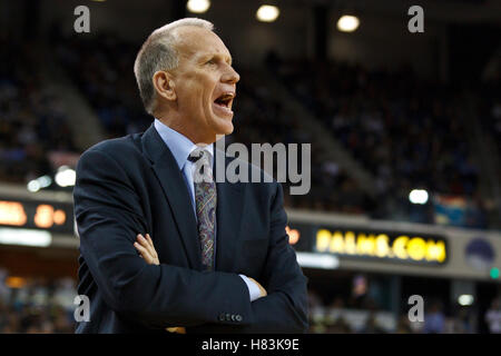 18 mars 2011 ; Sacramento, CALIFORNIE, États-Unis; L'entraîneur-chef des 76ers de Philadelphie Doug Collins est sur la touche contre les Kings de Sacramento au deuxième quart-temps au Power Balance Pavilion. Banque D'Images