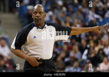 Le 18 mars 2011, Sacramento, CA, USA ; arbitre NBA Derek Richardson (63) au cours du troisième trimestre entre les Sacramento Kings et les Philadelphia 76ers au Power Balance Pavilion. Défait Philadelphie Sacramento 102-80. Banque D'Images