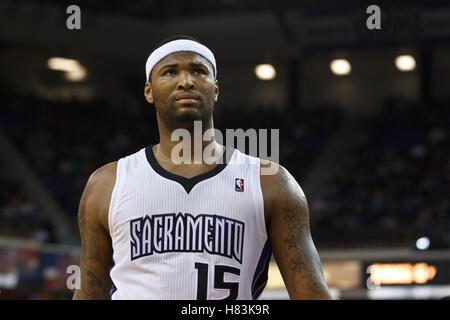 18 mars 2011 ; Sacramento, CALIFORNIE, États-Unis; les Sacramento Kings propulsent l'attaquant DeMarcus cousins (15 ans) avant un lancer franc contre les 76ers de Philadelphie lors du deuxième quart-temps au Power Balance Pavilion. Banque D'Images