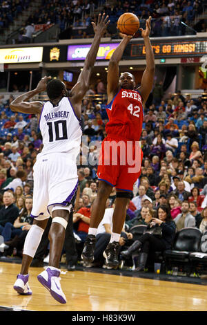 18 mars 2011 ; Sacramento, CALIFORNIE, États-Unis; L'attaquant des 76ers de Philadelphie Elton Brand (42 ans) tire sur le centre des Kings de Sacramento Samuel Dalembert (10 ans) au cours du deuxième quart-temps au Power Balance Pavilion. Banque D'Images