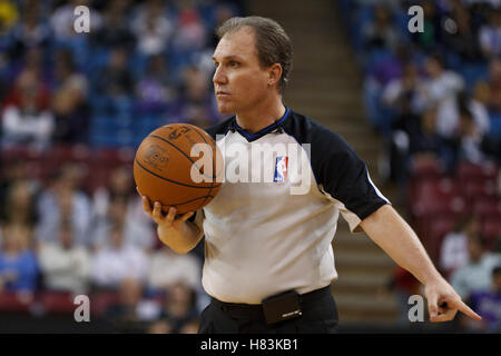 Le 18 mars 2011, Sacramento, CA, USA ; arbitre nba ron garretson (10) au cours du quatrième trimestre entre les Sacramento Kings et les Philadelphia 76ers au power balance pavilion. Philadelphie sacramento 102-80 défait. Banque D'Images