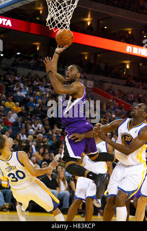 Avril 10, 2011 ; Oakland, CA, USA ; Sacramento Kings guard Marcus Thornton (23) tire plus de Golden State Warriors point guard Stephen Curry (30) au cours du premier trimestre à l'Oracle Arena. Banque D'Images