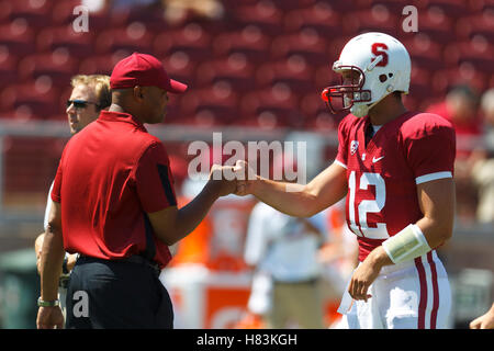 Le 3 septembre 2011, Stanford, CA, USA ; Stanford Cardinal quarterback Andrew Luck (droite) fist bosses entraîneur en chef David Shaw (à gauche) pendant l'échauffement avant le match contre les San Jose State Spartans à Stanford Stadium. Banque D'Images