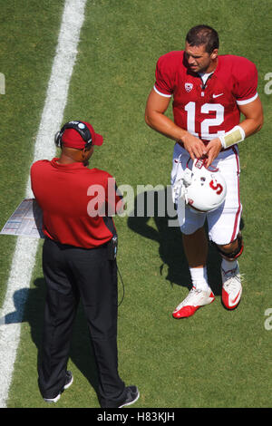 3 septembre 2011 ; Stanford, CALIFORNIE, États-Unis; L'entraîneur-chef du Stanford Cardinal David Shaw (à gauche) parle au quarterback Andrew Luck (12 ans) lors d'une pause durant le premier quart-temps contre les Spartans de San Jose au Stanford Stadium. Banque D'Images