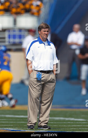 24 septembre 2011 ; San Jose, CALIFORNIE, États-Unis; L'entraîneur-chef des Spartans de San Jose, Mike MacIntyre, regarde son équipe s'échauffer avant le match contre les Aggies de l'État du Nouveau-Mexique au Spartan Stadium. L'État de San José a battu l'État du Nouveau-Mexique 34-24. Banque D'Images