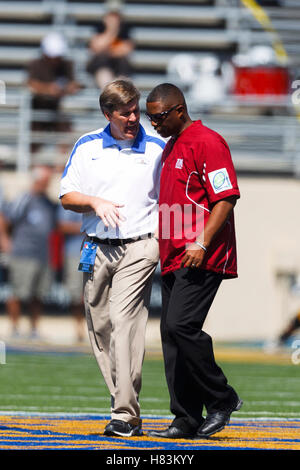 Le 24 septembre, 2011 ; San Jose, CA, USA ; San Jose State Spartans entraîneur-chef Mike MACINTYRE (gauche) parle à New Mexico State Aggies entraîneur en chef DeWayne Walker (à droite) avant le match au Spartan Stadium. San Jose State défait New Mexico State 34-24. Banque D'Images