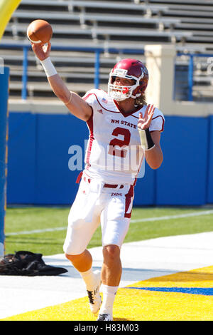 Le 24 septembre, 2011 ; San Jose, CA, USA, New Mexico State aggies quarterback matt christian (2) se réchauffe avant le match contre les san jose state spartans au spartan stadium. Banque D'Images