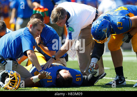 Le 24 septembre, 2011 ; San Jose, CA, USA ; San Jose State Spartans entraîneur-chef Mike MACINTYRE (en blanc) les contrôles des blessés s'attaquer Joe Nigos défensive (91) au cours du premier trimestre par rapport à la New Mexico State Aggies à Spartan Stadium. Banque D'Images