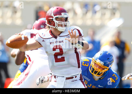 24 septembre 2011 ; San Jose, CALIFORNIE, États-Unis; Matt Christian (2), le quarterback des Aggies de l'État du Nouveau-Mexique, passe contre les Spartans de l'État de San Jose lors du premier quart-temps au Spartan Stadium. Banque D'Images