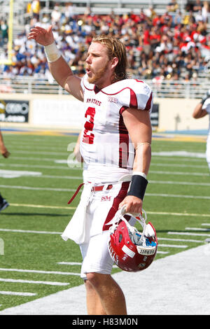 Le 24 septembre, 2011 ; San Jose, CA, USA, New Mexico State Aggies Quarterback Matt Christian (2) se tient à l'écart au cours du premier trimestre à l'encontre de la San Jose State Spartans au Spartan Stadium. Banque D'Images