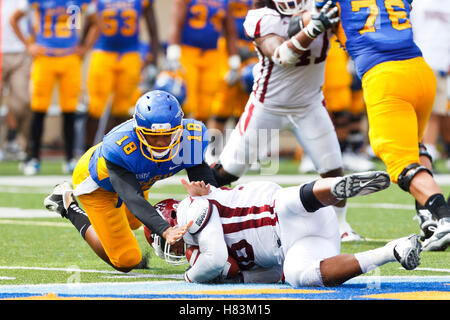 Le 24 septembre, 2011 ; San Jose, CA, USA, New Mexico State Aggies attaquer défensif David Mahoney (98) dives sur un fumble en face de San Jose State Spartans quarterback Dasmen Stewart (18) au cours du deuxième trimestre à Spartan Stadium. Banque D'Images