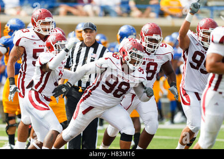 Le 24 septembre, 2011 ; San Jose, CA, USA, New Mexico State aggies attaquer défensif David Mahoney (98) est félicité par coéquipiers après avoir récupéré un fumble contre la san jose state spartans au cours du deuxième trimestre à spartan stadium. Banque D'Images