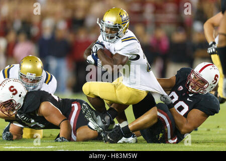 Oct 1, 2011 ; Stanford CA, USA ; UCLA Bruins suivi verso Johnathan Franklin (23) est abordé par Stanford Cardinal défensive fin Matthieu Masifilo (à droite) au cours du premier trimestre à la Stanford Stadium. Banque D'Images