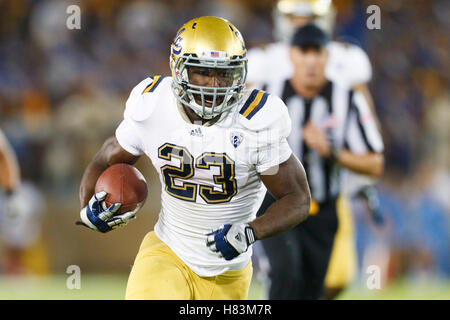 Oct 1, 2011 ; Stanford CA, USA ; UCLA Bruins suivi verso Johnathan Franklin (23) se précipite contre le Stanford Cardinal au cours du troisième trimestre à Stanford Stadium. L'UCLA 45-19 Stanford défait. Banque D'Images