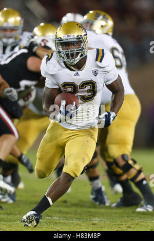 Oct 1, 2011 ; Stanford CA, USA ; UCLA Bruins suivi verso Johnathan Franklin (23) se précipite sur le terrain jusqu'à l'encontre de la Stanford Cardinal au cours du quatrième trimestre à Stanford Stadium. L'UCLA 45-19 Stanford défait. Banque D'Images